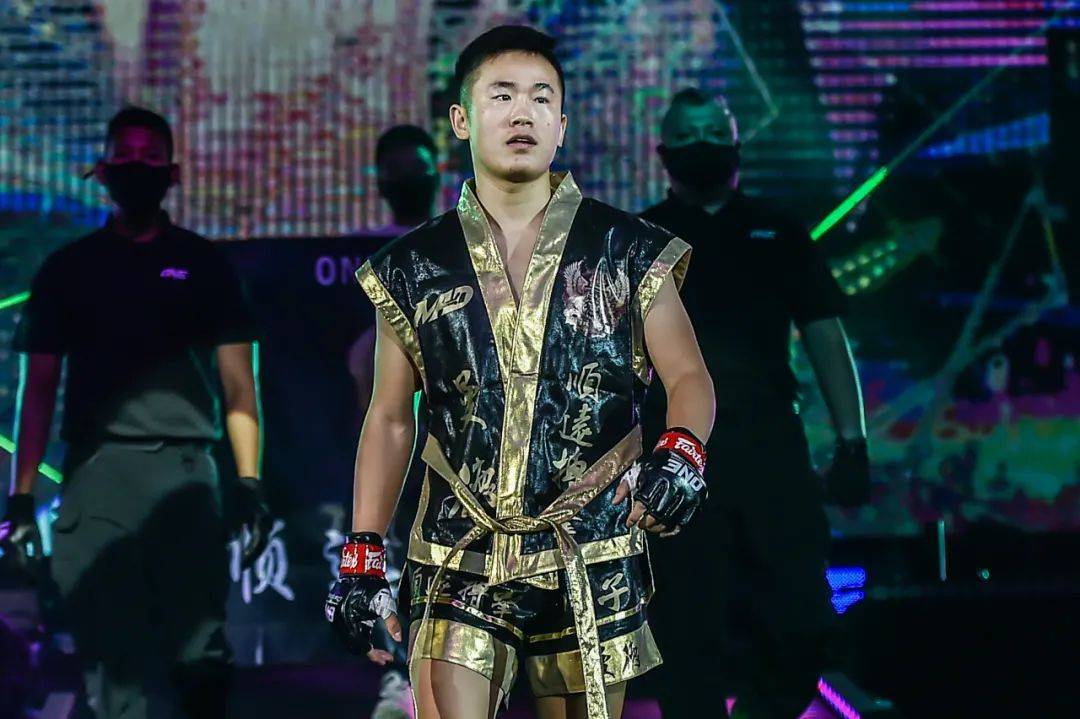 UFC夜战:西城飞鹰队淘汰对手西城犀牛队,临门一脚致胜精神属性拉满 UFC夜战:西城飞鹰队淘汰对手西城犀牛队,临门一脚致胜精神属性拉满